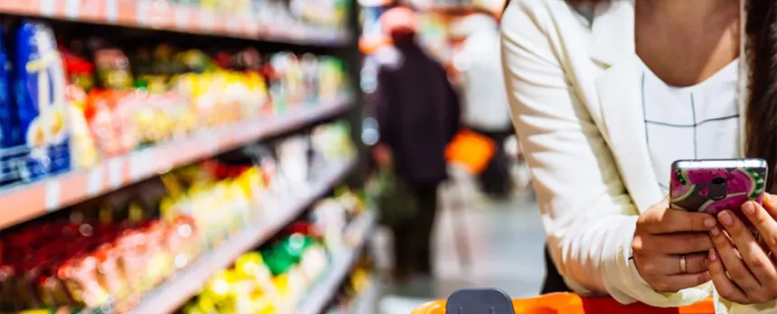 women in grocery store shopping